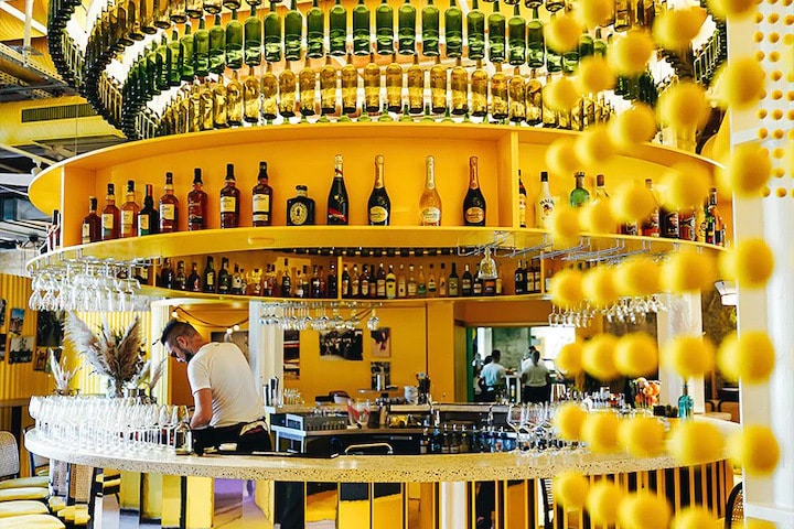 Un Apéro Yellow concocté par les Jardins Suspendus dans le temple de l&rsquo;anis