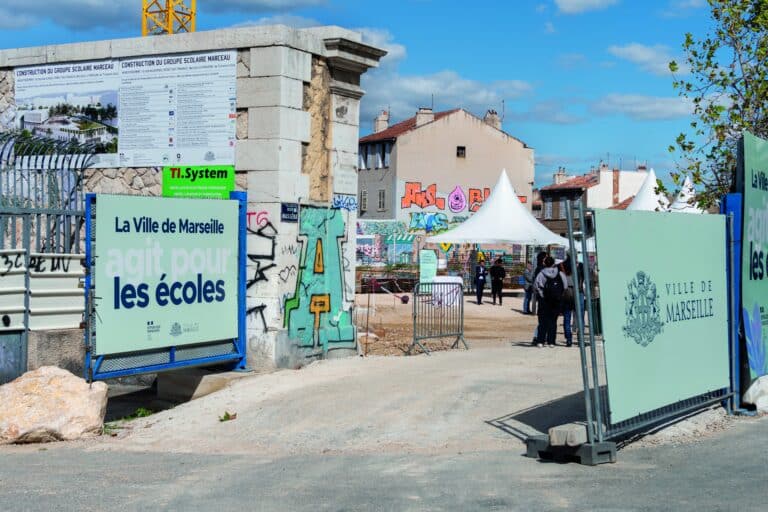 Emmanuel Macron veut accélérer les chantiers de rénovation des écoles de Marseille