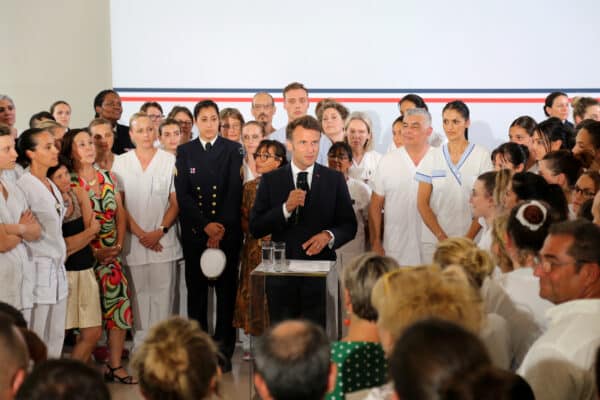 emmanuel-macron-hopital-leveran-1