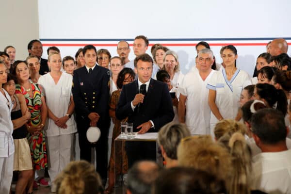 emmanuel-macron-hopital-leveran-2