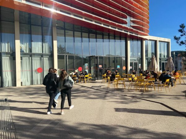 etudiant-cafeteria-crous-bibliotheque-fenouilleres-aix-maroine-jit
