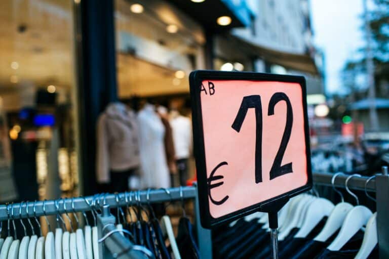 Que contient la loi anti-fast fashion examinée par le Sénat ?