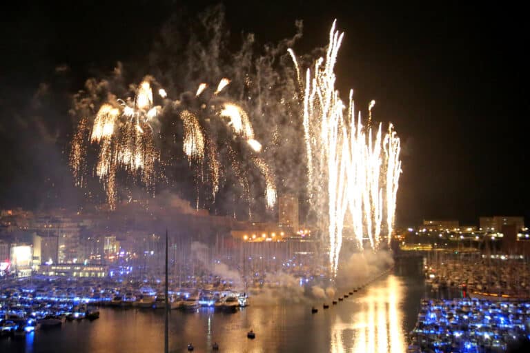 Défilé militaire et feu d&rsquo;artifice sur le Vieux-Port pour célébrer le 14 juillet à Marseille