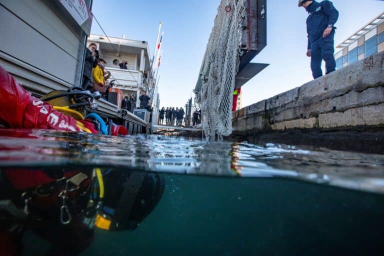 Première mondiale : un filet connecté installé à Marseille pour récupérer les déchets du Vieux-Port