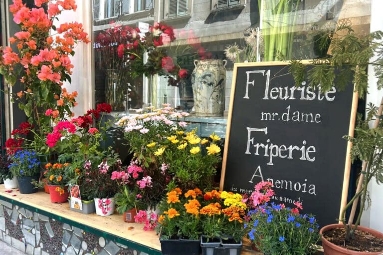 Vidéo | Fleurs et friperie réunies dans une même boutique à Marseille
