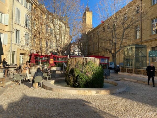 fontaine-place-cardeurs-aix-maroine-jit