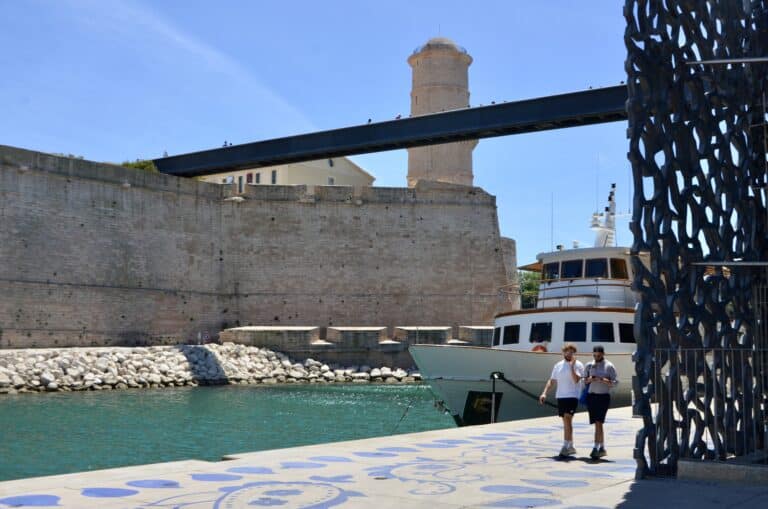 Une fresque éphémère s&rsquo;invite sur le sol du J4 entre le Mucem et Cosquer