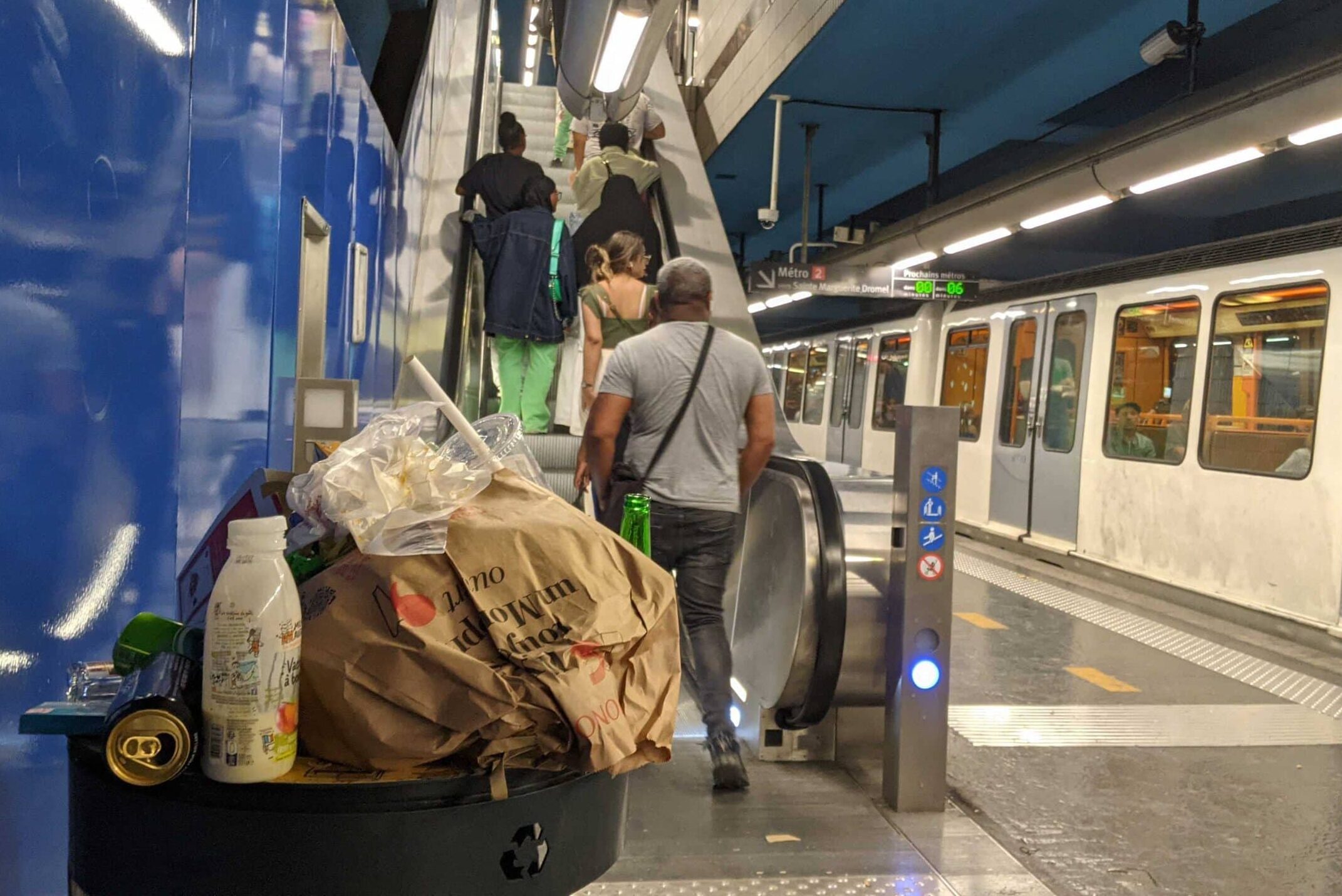 greve-dechet-poubelle-station-saint-charles-metro La RTM obtient la réquisition d'un prestataire de nettoyage.