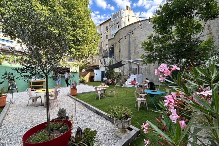 À Saint-Pierre, la « guinguette cachée » du cabaret-théâtre l’Étoile Bleue