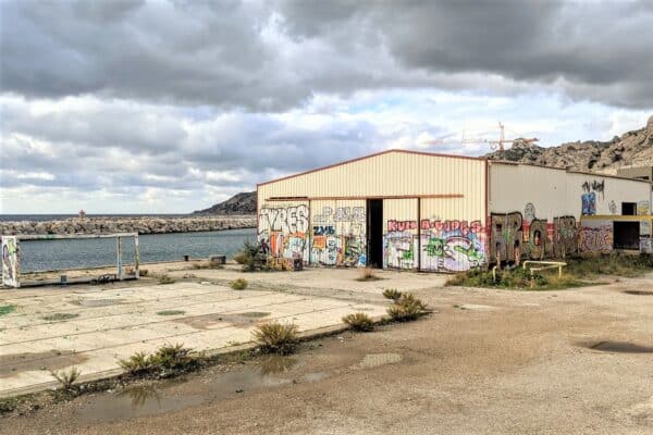 hangar-estaque-abandonne-friche-graff-tag-1