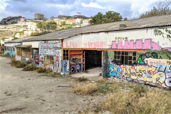 hangar-estaque-abandonne-friche-graff-tag