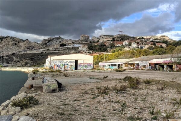 hangar-estaque-digue-abandonne-friche-graff
