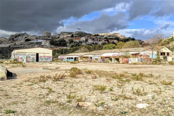 hangar-estaque-digue-abandonne-friche-graff-tag