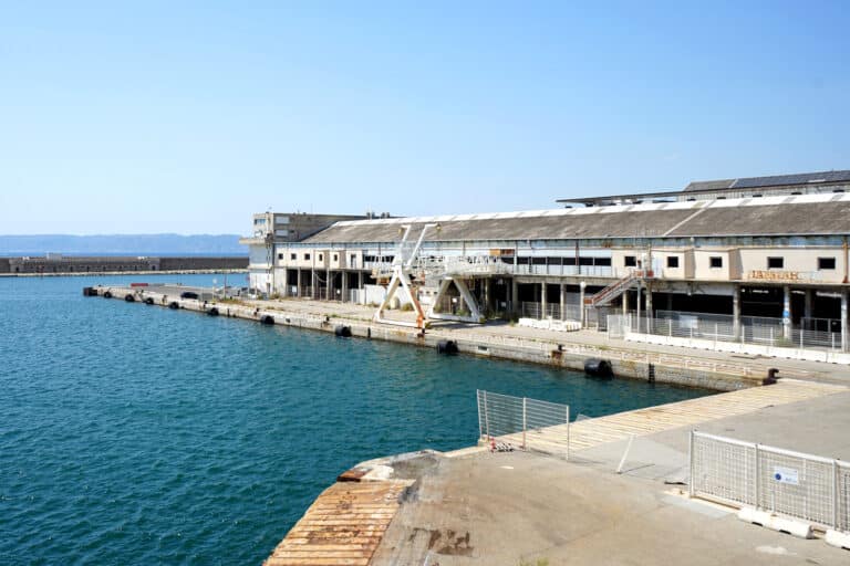 halle J0 coulisses du port de Marseille