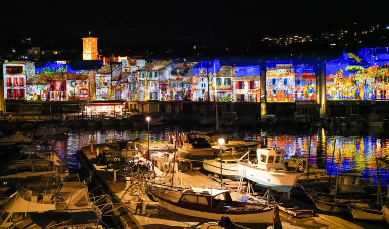Un grand spectacle lumineux sur les façades du port de Cassis tous les soirs