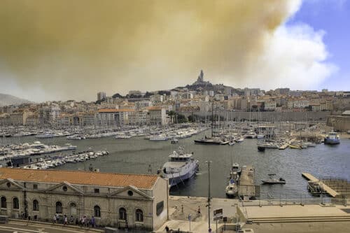 incendie, Vid&eacute;o | Les images de Marseille sous la fum&eacute;e de l&rsquo;incendie qui touche la ville, Made in Marseille