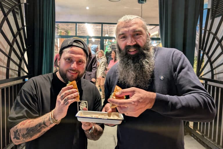 Vidéo | Jo&rsquo;s Burger : Sébastien Chabal ouvre un resto avec le champion du monde de burger à Marseille
