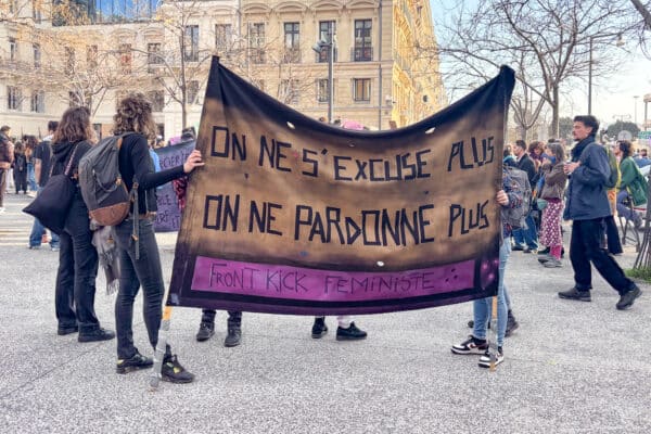 journee-des-femmes-feministe-manifestation-banderolle