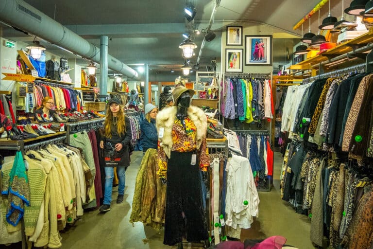 Friperies, dépôts-ventes… Notre sélection des boutiques de seconde main à Marseille 