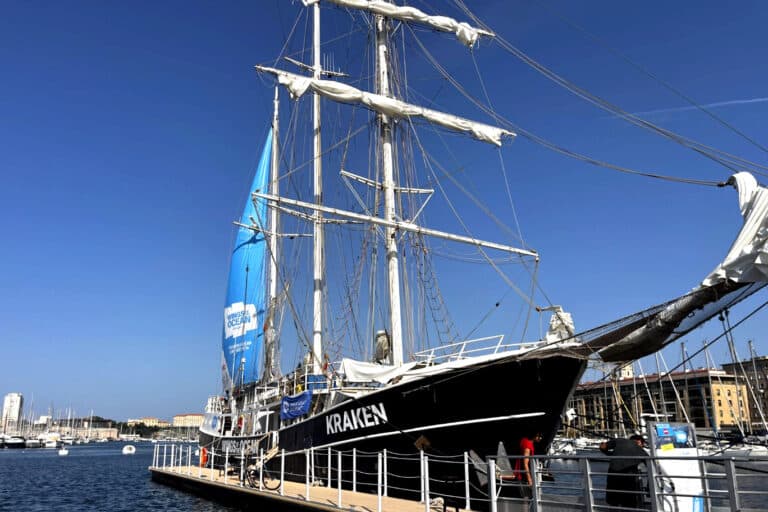 Vidéo | Amarré au Vieux-Port, le voilier Kraken sensibilise à la pollution plastique