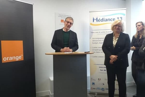 laurent-lhardit-adjoint-maire-de-marseille-orange-don-ordinateur