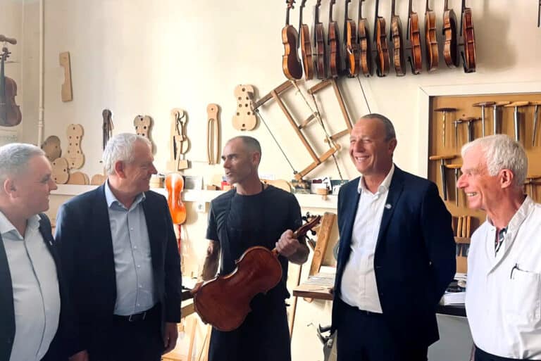 À la rencontre de l&rsquo;un des derniers ateliers de confection de violons marseillais