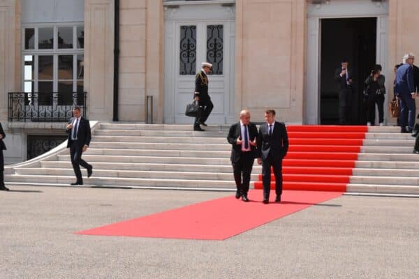 macron-le-drain-sommert-des-deux-rives copie