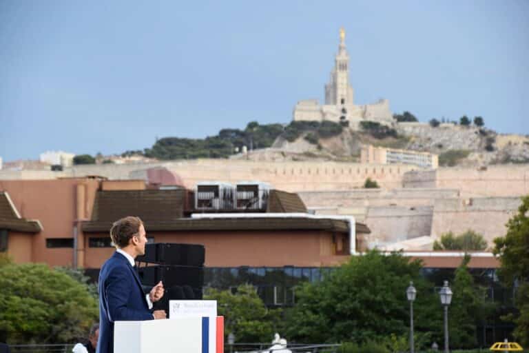 En arrière-plan de Marseille en grand, la course de fond vers les municipales 2026