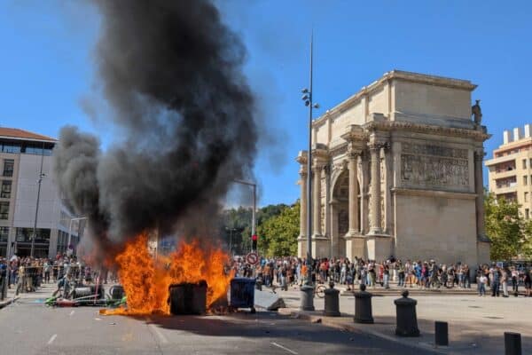 manifestation-feu-poubelle-porte-aix