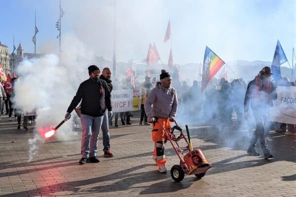 manifestation-greve-marseille-retraite-fumigène