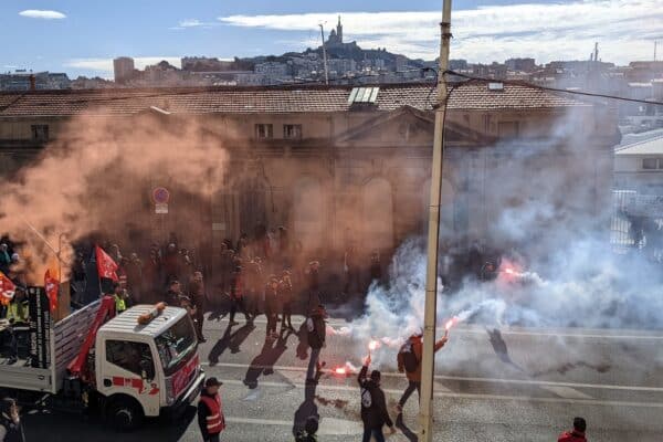 manifestation-reforme-retraites-vieux-port-fumigène-5