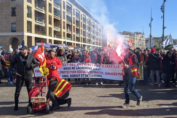 manifestation-reforme-retraites-vieux-port-fumigène
