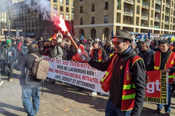 manifestation-reforme-retraites-vieux-port-fumigène-cgt
