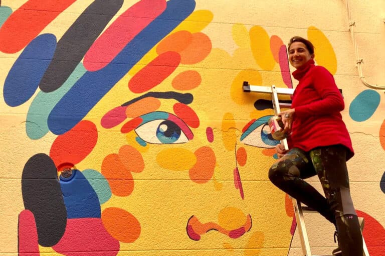 Vidéo | Manyoly dévoile sa nouvelle fresque dans le quartier du Panier à Marseille