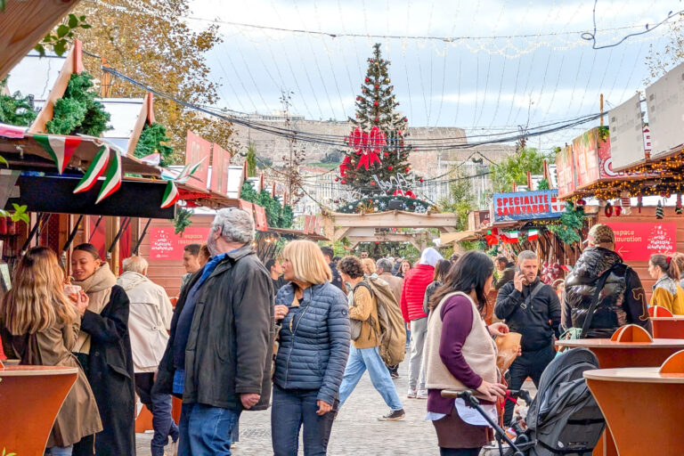 Le marché de Noël de Marseille a ouvert avec ses 40 chalets sur la Canebière