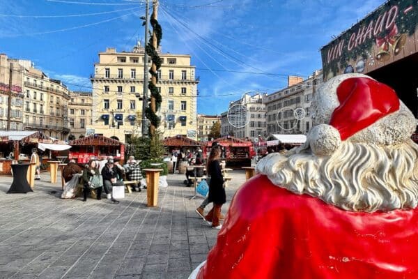 marche-noel-vieux-port-decorations-pere-noel-6