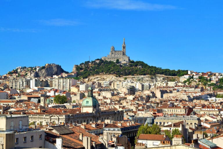 Louer un appartement à Marseille : conseils pratiques et rôle de l’assurance pour les locataires