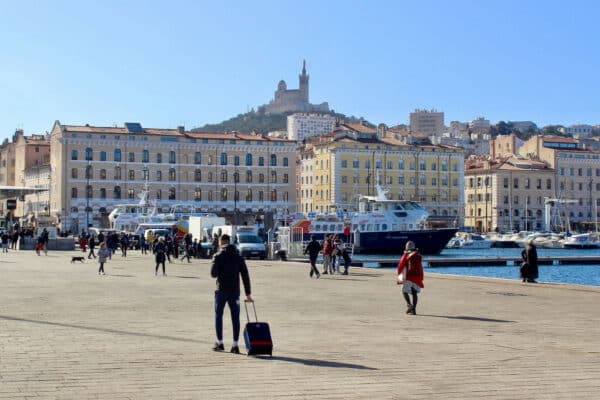 marseille-vieux-port-bonne-mere-valise