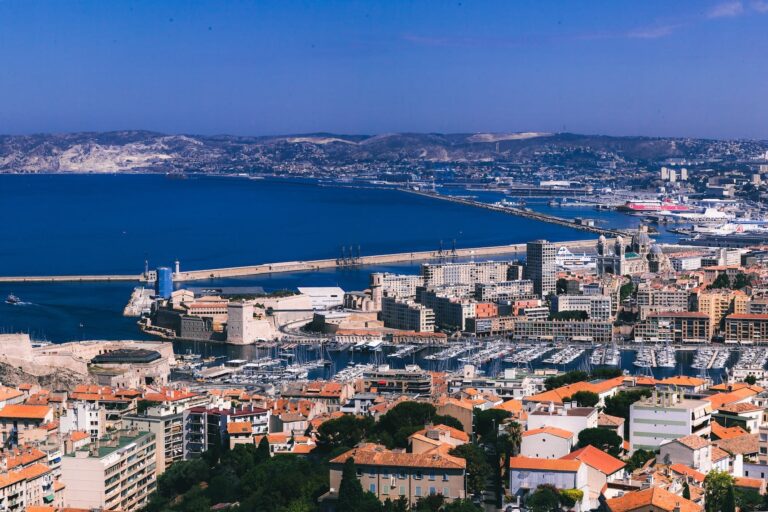 Marseille veut réguler l&rsquo;implantation des câbles sous-marins et data centers