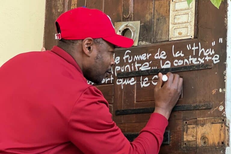 Cantona, Mc Solaar, Akhenaton… ils transforment des portes des Baumettes en œuvres d’art