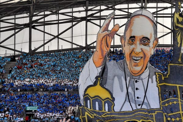 messe-velodrome-pape-tifo