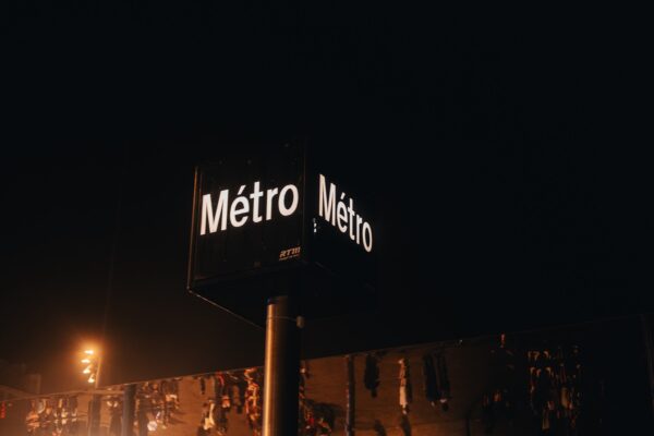 -metro-marseille-ombrière-kaja-sariwating-unsplash