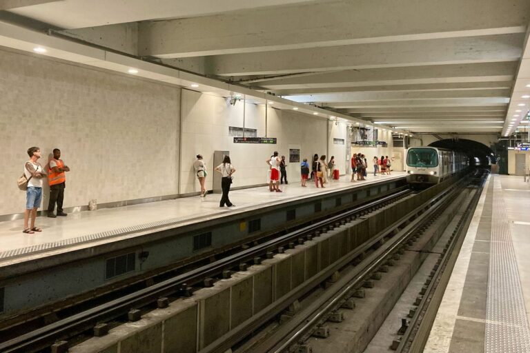 En images | Le quai du métro M2 rénové rouvre au public à Saint-Charles