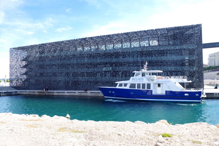 En avril, le Mucem propose des visites en bateau du port de commerce de Marseille