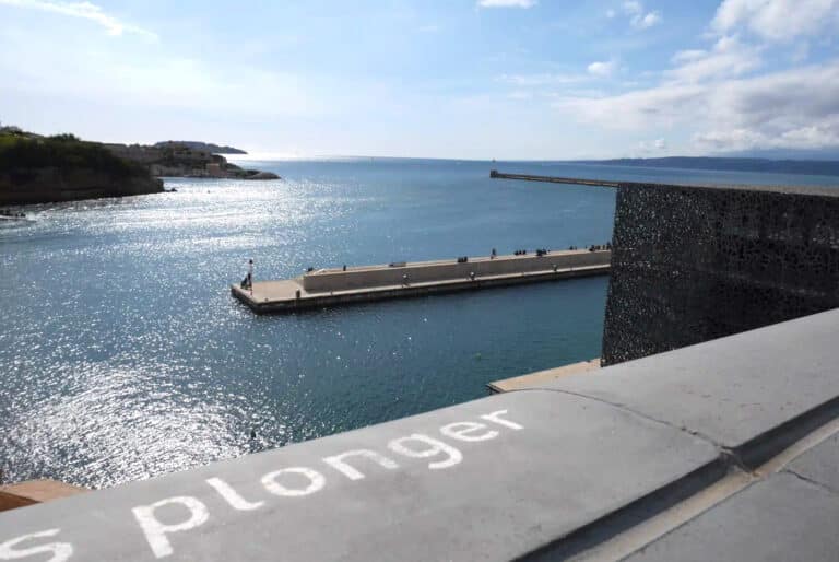 La piscine du Mucem ne verra (encore) pas le jour cet été