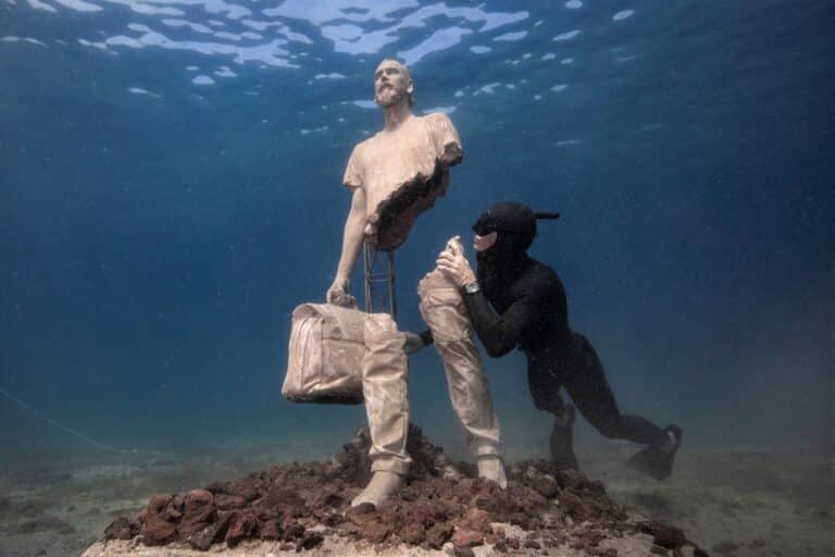Vidéo | Le Musée subaquatique de Marseille immerge sa dernière statue