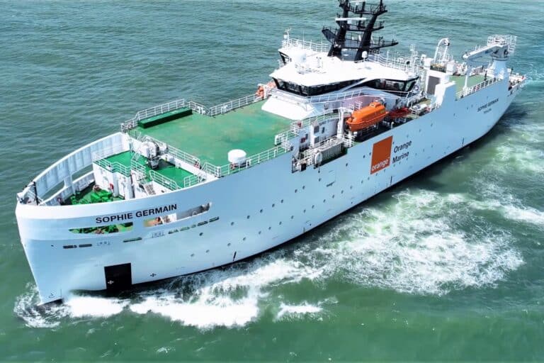 À la Seyne, Orange inaugure un navire dédié à la réparation des câbles sous-marins