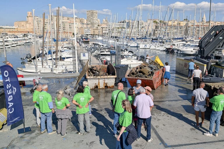 Des tonnes de déchets sorties du Vieux-Port par les sociétés nautiques