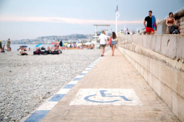 Deux plages accessibles aux personnes à mobilité réduite à Nice