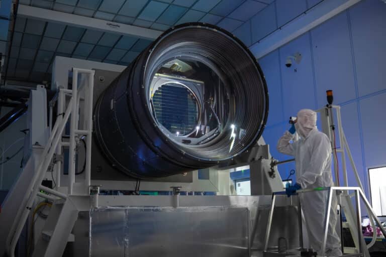 Le télescope comprend trois miroirs dont un primaire d’un diamètre de 8,4 mètres, d’une conception unique au monde qui lui confère un champ de vision exceptionnellement large, tout en conservant une forme compacte qui lui permet de se déplacer sur la surface du ciel rapidement.